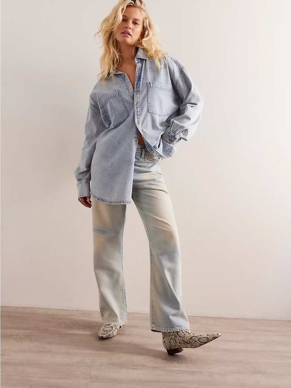 We The Free Freddie Light Wash Denim Button-Front Shirt sz M - Picture 5 of 9
